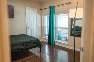 a bedroom with a bed and a window in a room at East Downtown Treetop Terrace in Houston