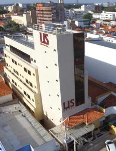 een wit gebouw met het logo van ons erop bij Lis Hotel in Teresina