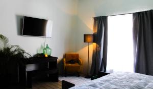 um quarto com uma cama, uma secretária e uma televisão em Casa LOBE em Ocosingo