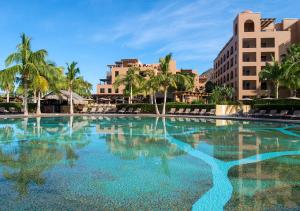 una gran piscina con palmeras y edificios en Villa del Palmar at the Islands of Loreto en Loreto