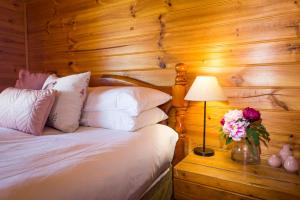 A bed or beds in a room at Silky Oak Cottage