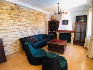 un soggiorno con divano e muro di mattoni di Casa Badia Gran a Badia Blava