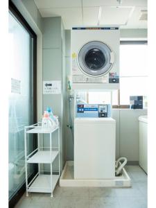a washer and dryer in a room at Fujieda Ogawa Hotel フジエダオガワホテル in Fujieda