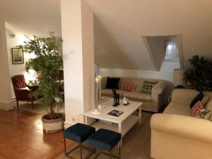 - un salon avec un canapé et une table dans l'établissement Botanic Views Guest House, à Lisbonne