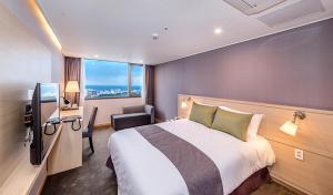 Postel nebo postele na pokoji v ubytování Hotel Shalom Jeju