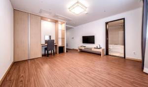 TV a/nebo společenská místnost v ubytování Hotel Shalom Jeju