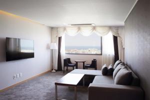 TV a/nebo společenská místnost v ubytování Hotel Shalom Jeju