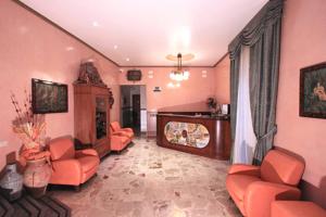 sala de estar con sillas de color naranja y chimenea en Hotel Cortese en Palermo