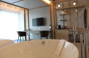 Телевизор и/или развлекательный центр в Anana Ecological Resort Krabi - SHA Extra Plus