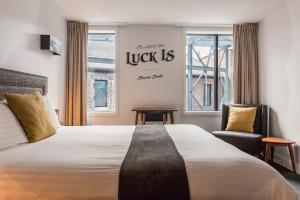 Säng eller sängar i ett rum på The Lucky Hotel