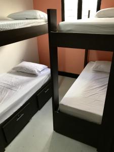 Bunk bed o mga bunk bed sa kuwarto sa La Quinta Bacana