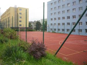 Tenis a/nebo squash v ubytování Koleje J.A.Komenského nebo okolí