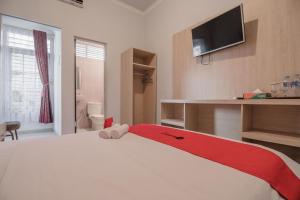 Tempat tidur dalam kamar di RedDoorz Syariah Plus @ Banjarbaru