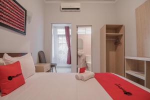 Tempat tidur dalam kamar di RedDoorz Syariah Plus @ Banjarbaru