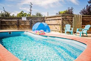 The swimming pool at or near Regent Retreat - Echuca Moama Holiday Accommodation