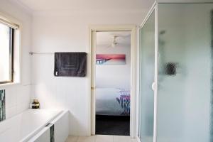 un bagno con doccia e un letto di Regent Retreat - Echuca Moama Holiday Accommodation a Echuca