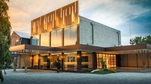 Mojokerto的住宿－Raden Wijaya Hotel & Convention，一座拥有许多窗户的大型建筑