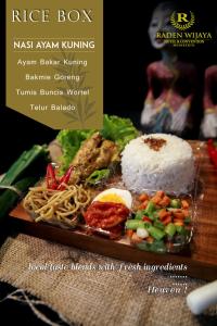 un plato de comida con arroz y carne y hortalizas en Raden Wijaya Hotel & Convention, en Mojokerto