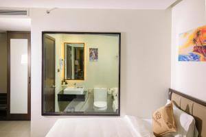Koupelna v ubytování Sata Hotel