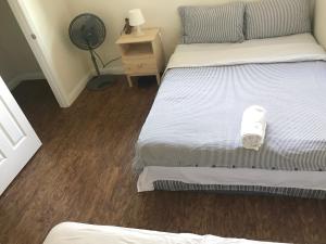 ein Schlafzimmer mit einem Bett und einem Ventilator auf einer Etage in der Unterkunft Spacious and Bright Apartment with 3bd2ba in Fremont in Fremont