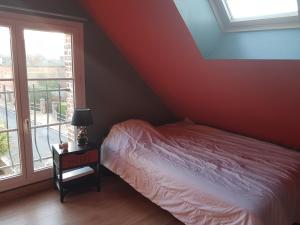 Schlafzimmer mit einem Bett und einem Fenster in der Unterkunft Logis la Rotourelle in Torcy-le-Grand