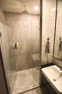 Vonios kambarys apgyvendinimo įstaigoje Luxurious & Romantic in the Heart of BKK#H MRT/BTS!