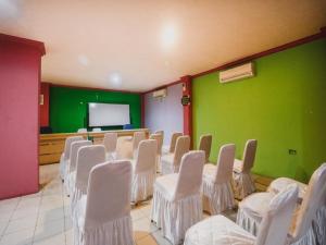 Posezení v ubytování RedDoorz Plus near RSCM Jakarta