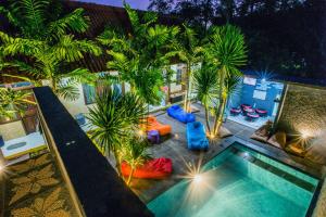 an overhead view of a swimming pool with palm trees at Suba Homestay in Nusa Lembongan