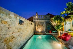 a swimming pool in the backyard of a house at Suba Homestay in Nusa Lembongan