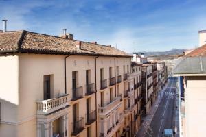 uma vista para uma rua da cidade com edifícios em Hostal La Numantina em Logroño