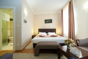 a hotel room with a bed and a living room at Sobe Bernarda in Varaždinske Toplice