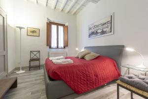 フィレンツェにあるPonte Vecchio's Nestのベッドルーム1室(赤い毛布付きのベッド1台付)