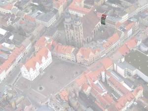 una vista aérea de una ciudad con edificios en Ferienwohnung am Kirchplatz en Lutherstadt Wittenberg