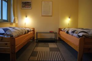 duas camas sentadas uma ao lado da outra num quarto em Ferienwohnung am Kirchplatz em Wittenberg