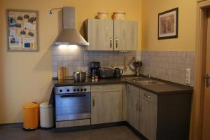 a kitchen with a stove and a sink at Ferienwohnung am Kirchplatz in Lutherstadt Wittenberg