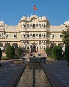 un gran edificio con un estanque frente a él en Nahargarh Ranthambhore, en Sawāi Mādhopur