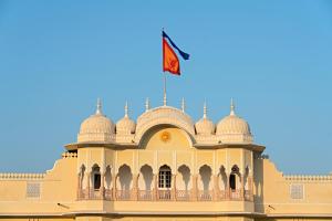 a building with a flag on top of it at Nahargarh Ranthambhore in Sawāi Mādhopur