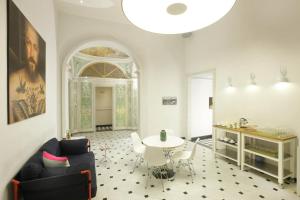 a living room with a table and chairs at Hotel Le Nuvole Residenza d'Epoca in Genova