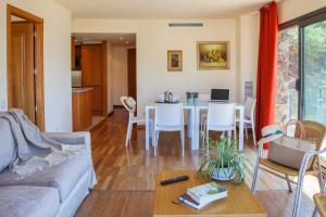 a living room with a couch and a table at Apartamento Torre Gran Luxe in Port de la Selva