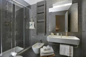 łazienka z umywalką, toaletą i prysznicem w obiekcie Hotel Palazzo Grillo w Genui +37 zdjęć
