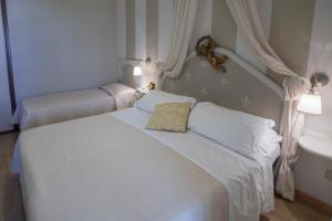 um quarto com 2 camas e um lavatório em Hotel Mocambo piscina e spiaggia em San Benedetto del Tronto