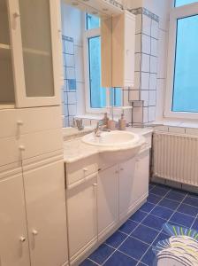 Baño blanco con lavabo y espejo en Ferienwohnung Schloessel 26/16, en Viena