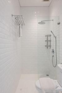 A bathroom at White Tree Residence
