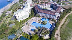 vista aerea di un resort con piscina di Washington Resort Hotel & Spa a Kızılağaç