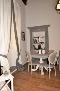 a dining room with a table and chairs at Casa da Verrazzano in Florence