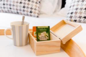 スプリトにあるDeluxe Rooms Tramontoの- 食べ物1箱、コーヒー1杯(テーブル上)