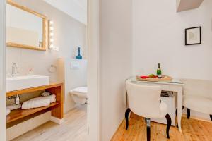 La salle de bains est pourvue d'un lavabo et d'un bureau avec une chaise. dans l'établissement Deluxe Rooms Tramonto, à Split