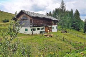 ein großes Holzhaus auf einem Hügel auf einem Feld in der Unterkunft Almliesl EBEN-588 in Ebene Reichenau