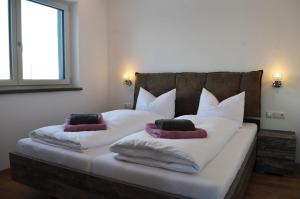 ein Schlafzimmer mit einem Bett mit zwei Kissen darauf in der Unterkunft Zugspitzappartements in Ehrwald