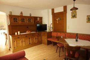 ein Wohnzimmer mit einer Küche mit einem Tisch und einem Sofa in der Unterkunft Haus Dornauer in Hippach